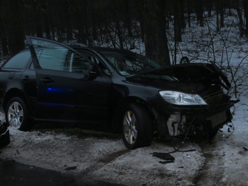 Wypadek koło Czarnej Wody. Auto zderzyło się z kombajnem. Ranna kobieta