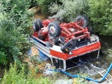 Wypadek w Rozdzielu. Ciężarówka wpadła do rzeki, kierowca został zabrany do szpitala, 27.07.2021 [ZDJĘCIA]