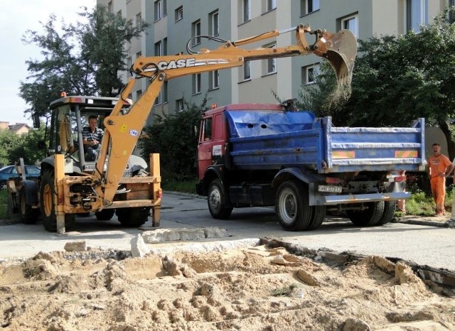 Drogowcy z radomskiej firmy Interbud przebudowują parking przed blokiem przy ulicy Południowej 12 na Młodzianowie. Prace mają potrwać do 30 września.