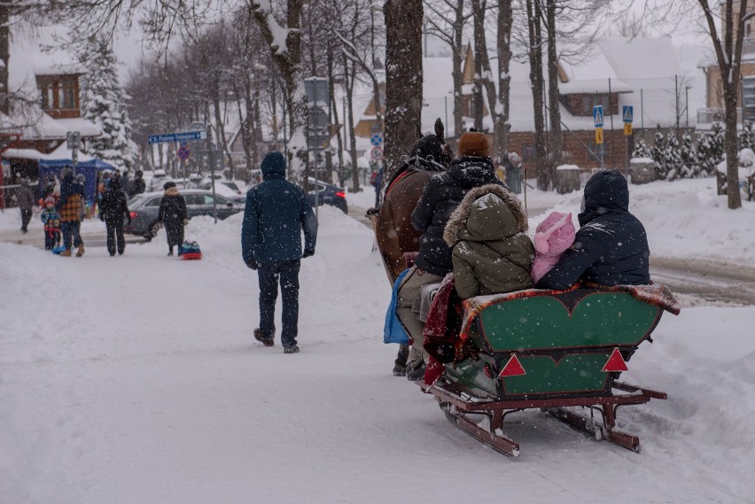 Zakopane przed sylwestrem. Śnieg, tłumy, korki i brak wody [ZDJĘCIA]