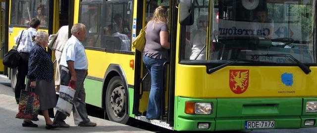 Żółto-zielone autobusy dębickiej MKS od końca sierpnia jeżdżą także do Pilzna. Wciąż nie wiadomo, czy w listopadzie wykonają tam ostatni kurs.
