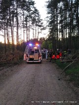 Wypadek w gminie Brusy. 41-letni motocyklista wjechał w ciągnik. Zmarł po kilku godzinach [zdjęcia]