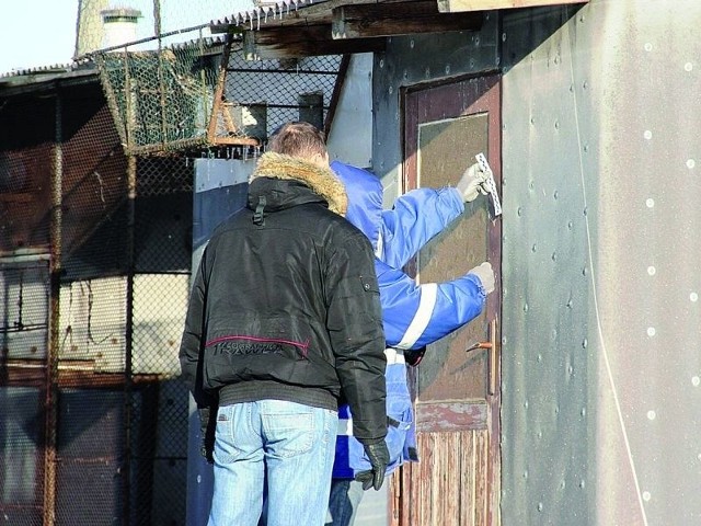 Policjanci zabezpieczyli miejsce kradzieży