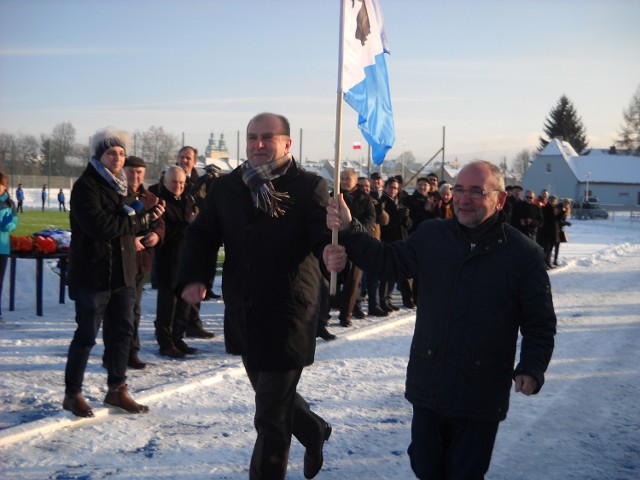 Na otwarcie stadion trzeba było odśnieżyć. Pierwszą rundę honorową na bieżni wykonali burmistrz Edward Szupryczyński (z prawej) i marszałek Andrzej Buła.