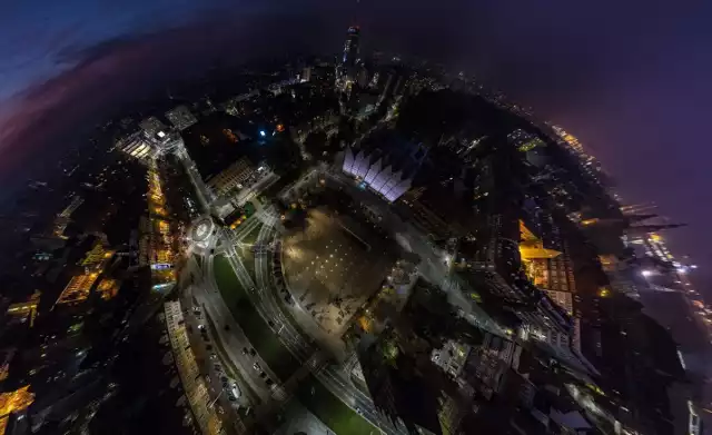 Szczecińska firma Aeropix zaprezentowała kolejną efektowną panoramę Szczecina z lotu ptaka. Tym razem punktem wyjścia była Filharmonia. Zobaczcie, jak świetnie wygląda nocą najpiękniejszy budynek Europy i nasze miasto.Więcej: www.filharmonia-szczecin.aeropix.plZobacz także: Filharmonia Szczecińska najlepszym budynkiem Europy. Zobacz inne projekty biura [zdjęcia]