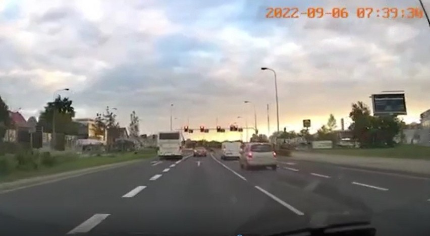 Kierowca przejechał na czerwonym poruszając się po ul....