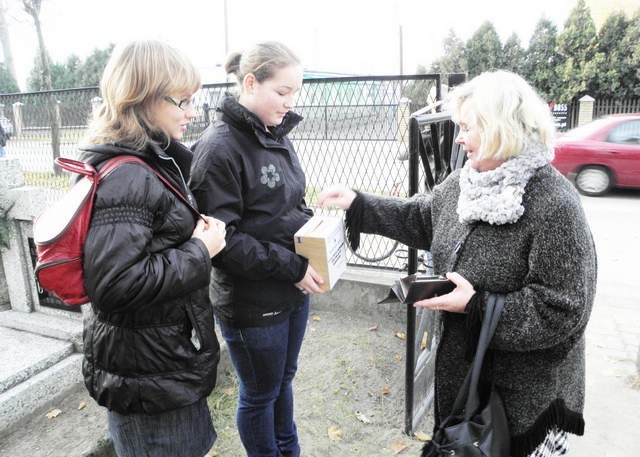 Na zdjęciu akcję wspomaga Aleksandra Bulińska z Mogilna. Kwestują: Patrycja Batkowska i Jagoda Małecka