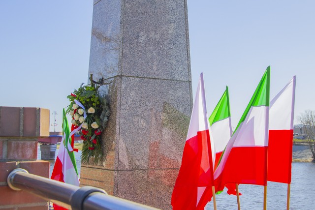 Pomnik Pioniera Miasta Gorzowa znajduje się na górnym tarasie bulwaru przy Wildomie.