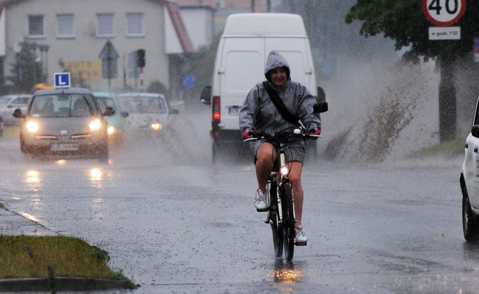 Bydgoszcz po deszczu. Samochody grzęzły w kałużach