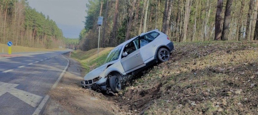 Wypadek pod Ostrowią Mazowiecką. Na drodze krajowej nr 50 zderzyły się dwa auta. 14.03.2023. Zdjęcia