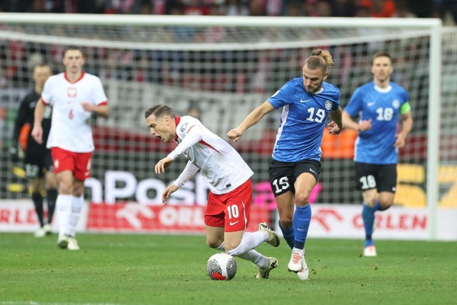Piotr Zieliński i Ken Kallaste z Estonii podczas meczu półfinałowego baraży o awans do turnieju finałowego piłkarskich mistrzostw Europy.