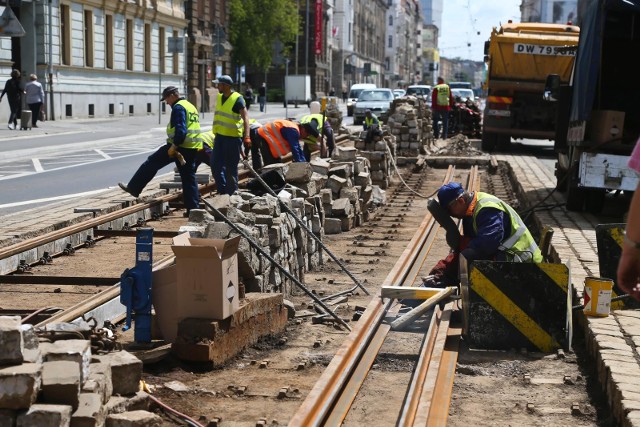 Wrocławskie MPK ujawniło szczegóły przyszłorocznej TORywolucji, czyli plan remontów torowisk tramwajowych. Ekipy drogowców pojawią się w wielu bardzo ruchliwych miejscach w całym mieście, takich jak plac Jana Pawła II czy skrzyżowanie alei Hallera z ulicą Powstańców Śląskich. Rozjazdy zostaną wymienione także na skrzyżowaniu Podwale-Krupnicza-Sądowa czy na ulicy Powstańców Śląskich. Ekipy remontowe MPK zauważyć też będzie można na pl. Dominikańskim, ul. Ruskiej czy Grabiszyńskiej. Poza tym przewoźnik naprawi przejazdy przez torowisko na pl. Strzegomskim oraz w ul. Legnickiej przy. Ul. Zachodniej. Łącznie MPK planuje przeprowadzić w przyszłym roku 19 inwestycji o łącznej wartości ponad 53 mln zł.Na kolejnych slajdach pokazujemy miejsca w których zaplanowano remonty, a co za tym idzie wstrzymania ruchu w 2021 roku.