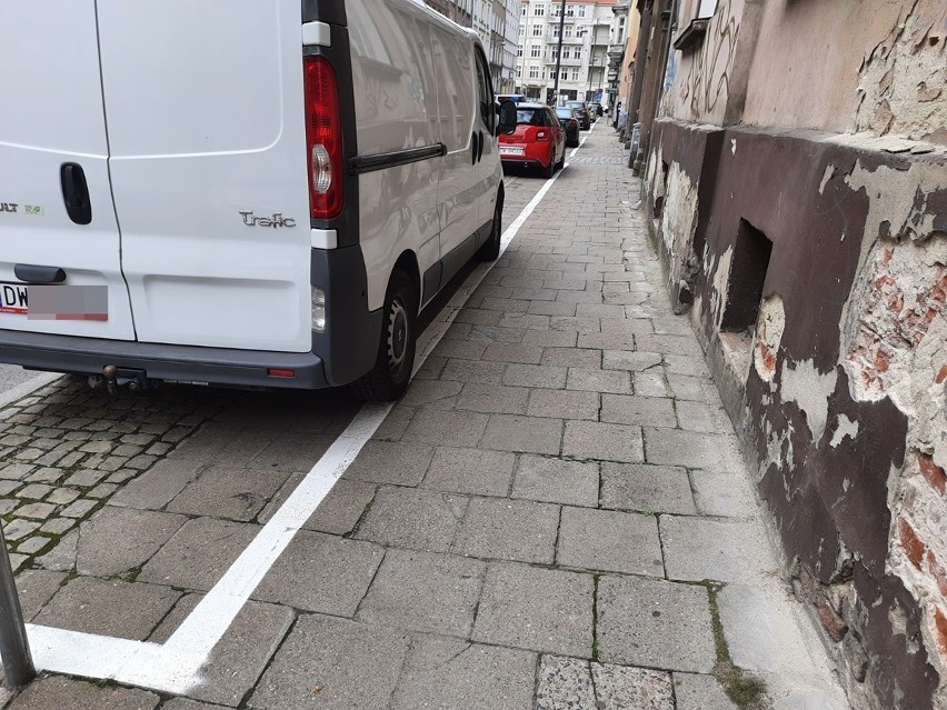 Szerokość chodnika przy ul. Bałuckiego pozostała niezgodna z...