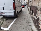 Wrocław: Zostawili pieszym 1 m i 5 cm chodnika przy parkingu. Czy to zgodne z prawem?