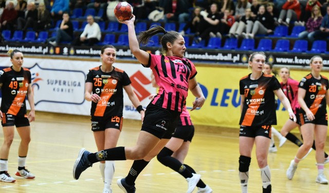 Po dobrym meczu Suzuki Korona Handball Kielce przegrała z Zagłębiem Lubin 20:25. Na zdjęciu rzuca Juliane Costa.