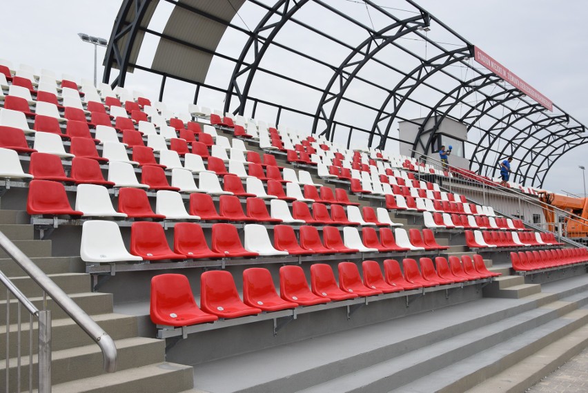 Stadion w Białobrzegach już jest w barwach „Pilicy”. W rundzie jesiennej będzie otwarcie. Zajrzeliśmy do nowego budynku (zdjęcia)