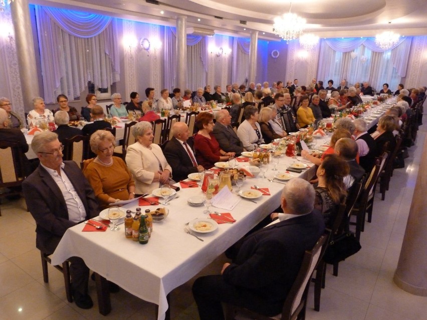 Seniorzy trzech gmin powiatu kieleckiego spotkali się przy wspólnym stole