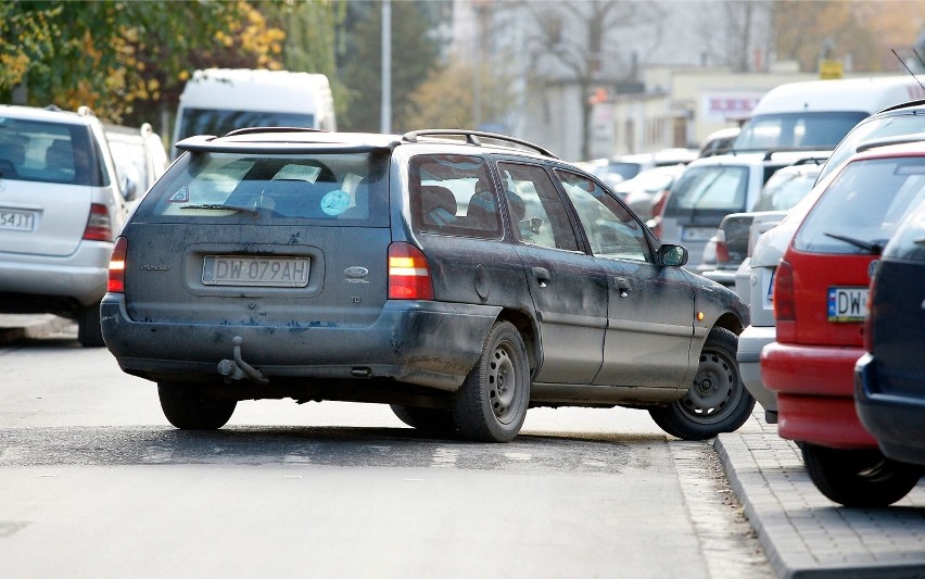 Problemy z parkowaniem na wrocławskich osiedlach. Wprowadzą...