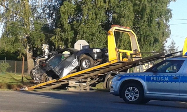 Wypadek w Konarach w gminie Warka. Rozbity samochód osobowy.