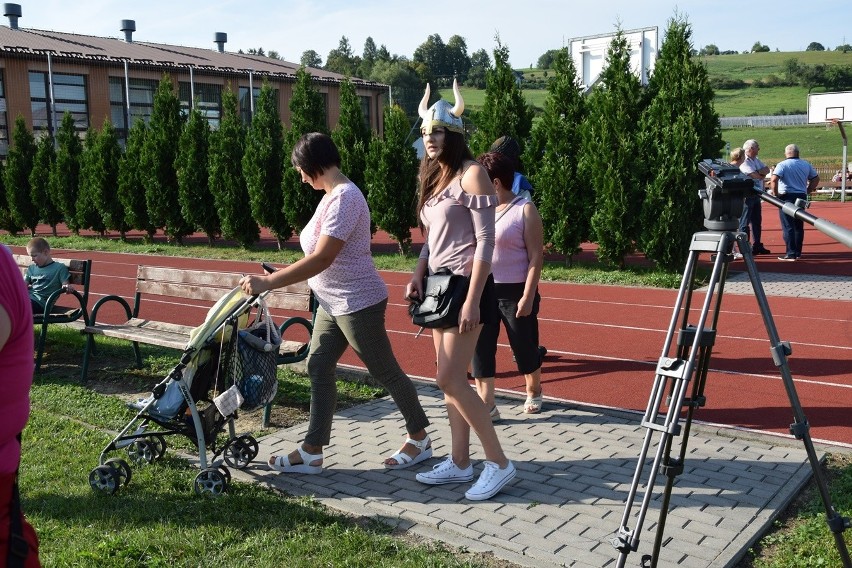 Wilczyska. Z Bobowej pod Grunwald - piknik rycerski wokół amfiteatru. Motocykliści zbierali datki na dzwony do kościoła św. Zofii