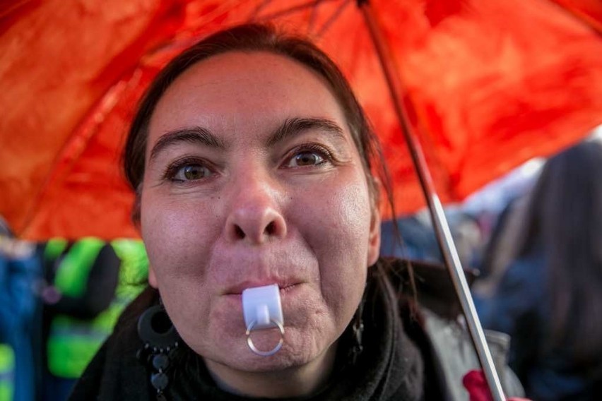 "Chcemy szacunku". Kobiety protestowały na ulicach Krakowa [ZDJĘCIA, WIDEO]