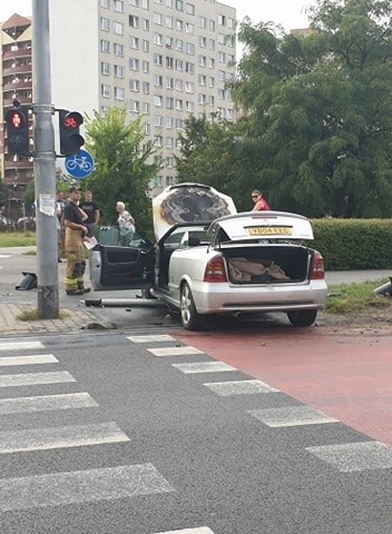 Spowodował wypadek i chciał uciec - zatrzymali go przechodnie. Mężczyzna i dziecko trafili do szpitala