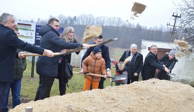 Symboliczna inauguracja budowy sali gimnastycznej przy SOSW w Zagorzycach