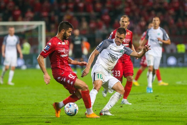 W sierpniowym spotkaniu Warta Poznań przegrała z Widzewem Łódź na stadionie w Grodzisku Wielkopolskim, choć to Zieloni byli zespołem dominującym