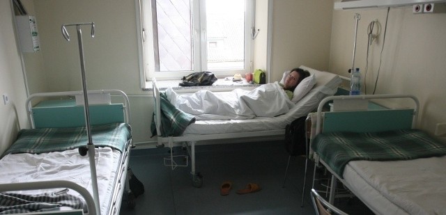 Anna Bylewska-Jaworska, z którą rozmawialiśmy na oddziale ginekologii, twierdzi, że po dostawieniu jednego łóżka i przesunięciu pozostałych jest nawet więcej miejsca