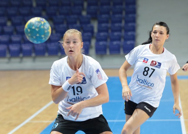 Paulina Masna (z lewej) zdobyła kilka ważnych bramek dla Pogoni w meczu w Koszalinie.