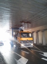Gdynia. Ciężarówka z ładunkiem utknęła pod wiaduktem [ZDJĘCIA]