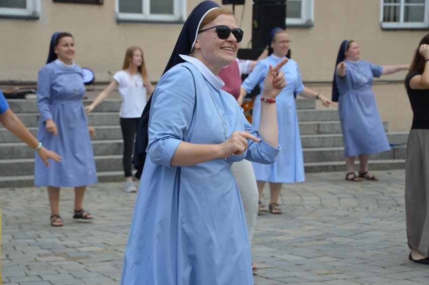 Sisters Mob. Siostry służebnice tańczyły na Rynku w Opolu.