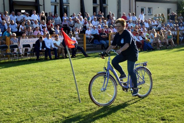 Jedną z konkurencji była „jazda na rowerze do urzędu”.