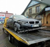 Szypliszki. Suwalska policja rozbiła nieoznakowany radiowóz BMW. Uderzyli w reklamowy baner (foto)