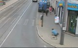 Wypadek na Limanowskiego w Łodzi. Mężczyzna wyskoczył z pierwszego piętra. Uciekał przed wyimaginowanym włamywaczem [ZDJĘCIA, FILM]