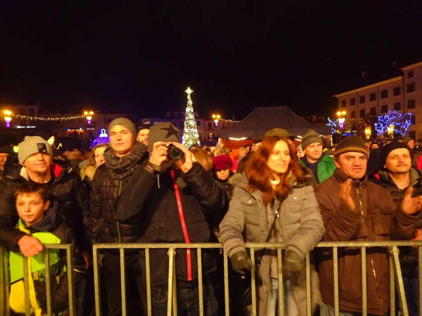 Sylwester pod gwiazdami 2018 w Ostrowcu Świętokrzyskim. Tak się bawi miasto - zobacz zdjęcia