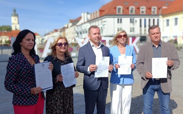 Katarzyna Ancipiuk, Alicja Biały, Henryk Dębowski, Agnieszka Rzeszewska i Paweł Myszkowski prezentują listę 37 propozycji inwestycyjnych zgłoszonych do projektu budżetu na 2023 rok