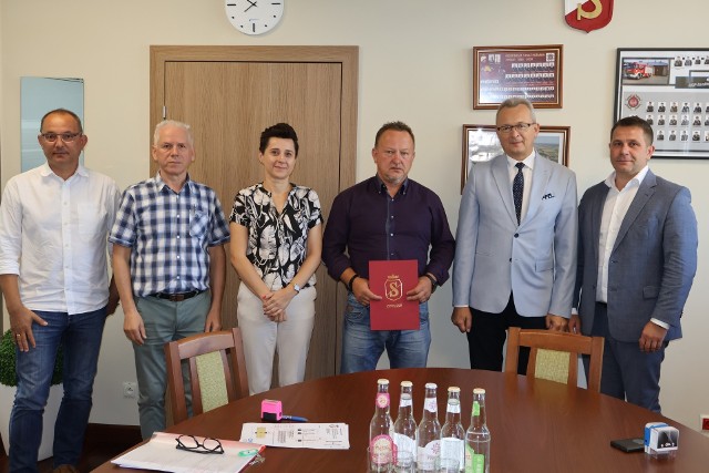 Umowa podpisana została w siedzibie Urzędu Miejskiego w Zwoleniu. W imieniu samorządu podpisali ją burmistrz Zwolenia Arkadiusz Sulima i skarbnik gminy Anna Potucha. 