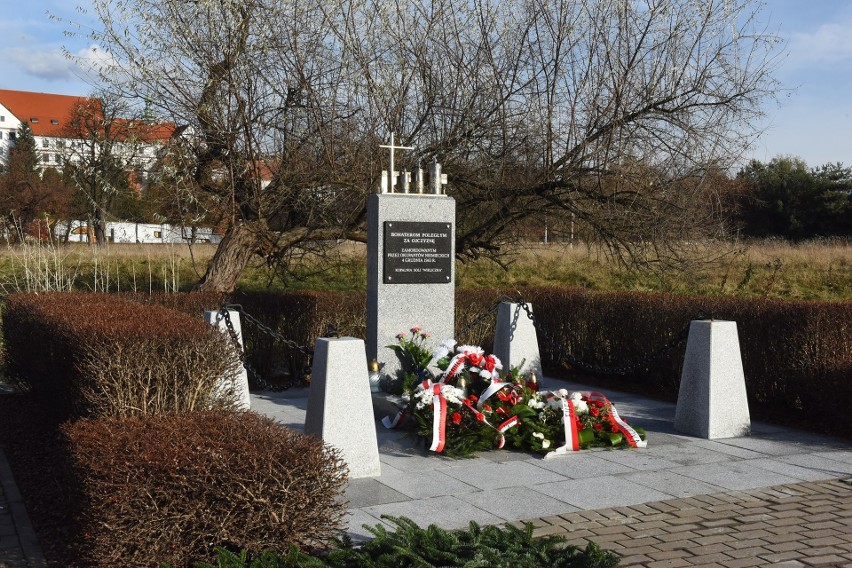 Wieliczka. Odnowiono „wojenny” pomnik przy warzelni. Tragiczne wydarzenia, które upamiętnia obelisk wciąż kryją zagadki