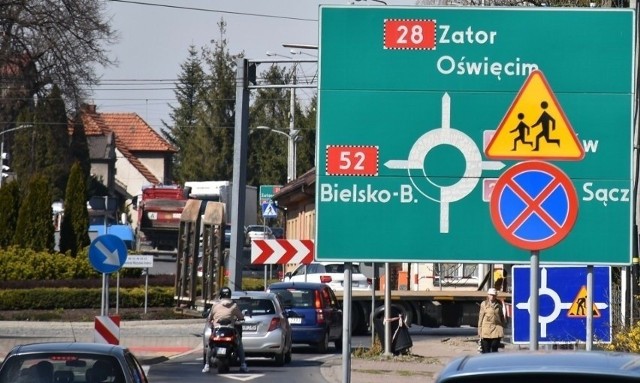 Planowana trasa nazywana także Beskidzką Drogą Integracyjną jest od wielu lat wyczekiwaną inwestycją. Ma odkorkować miejscowości leżące przy DK 52, w tym Kęty, Andrychów, Wadowice, Kalwarię Zebrzydowską i skrócić czas przejazdu do Krakowa.