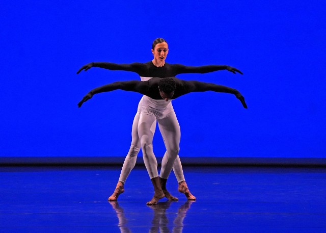 Tancerze baletu Opery Lyońskiej w trakcie próby spektaklu „Beach Birds” na scenie Teatru Wielkiego w Łodzi. Widowisko zainaugurowało Łódzkie Spotkania Baletowe