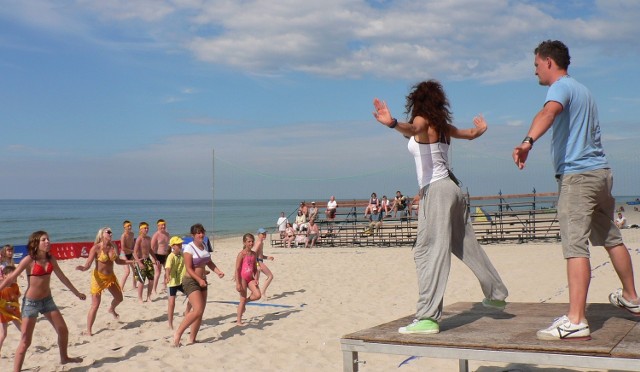 Od wielu lat do tańca, skoków i akrobacji turtstów namawia Jolanta Trojan z Kamienia. To dzięki niej, setki plażowiczów podniosło się zkoców.