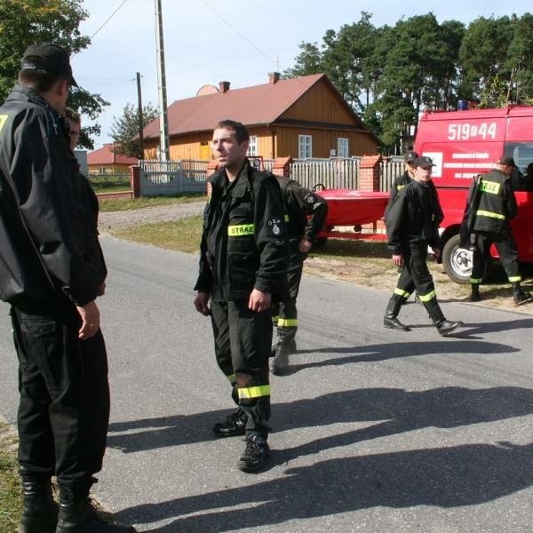 W sobotę i niedzielę w Hucie Deręgowskiej strażacy z policjantami i żołnierzami przeszukali kilkanaście hektarów pobliskich pastwisk i lasów.