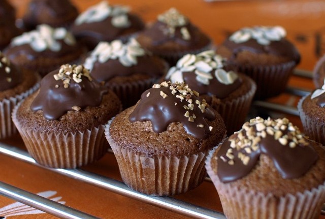 Miętowe muffiny polane odrobiną czekolady można udekorować płatkami migdałów albo posiekanymi orzechami laskowymi.