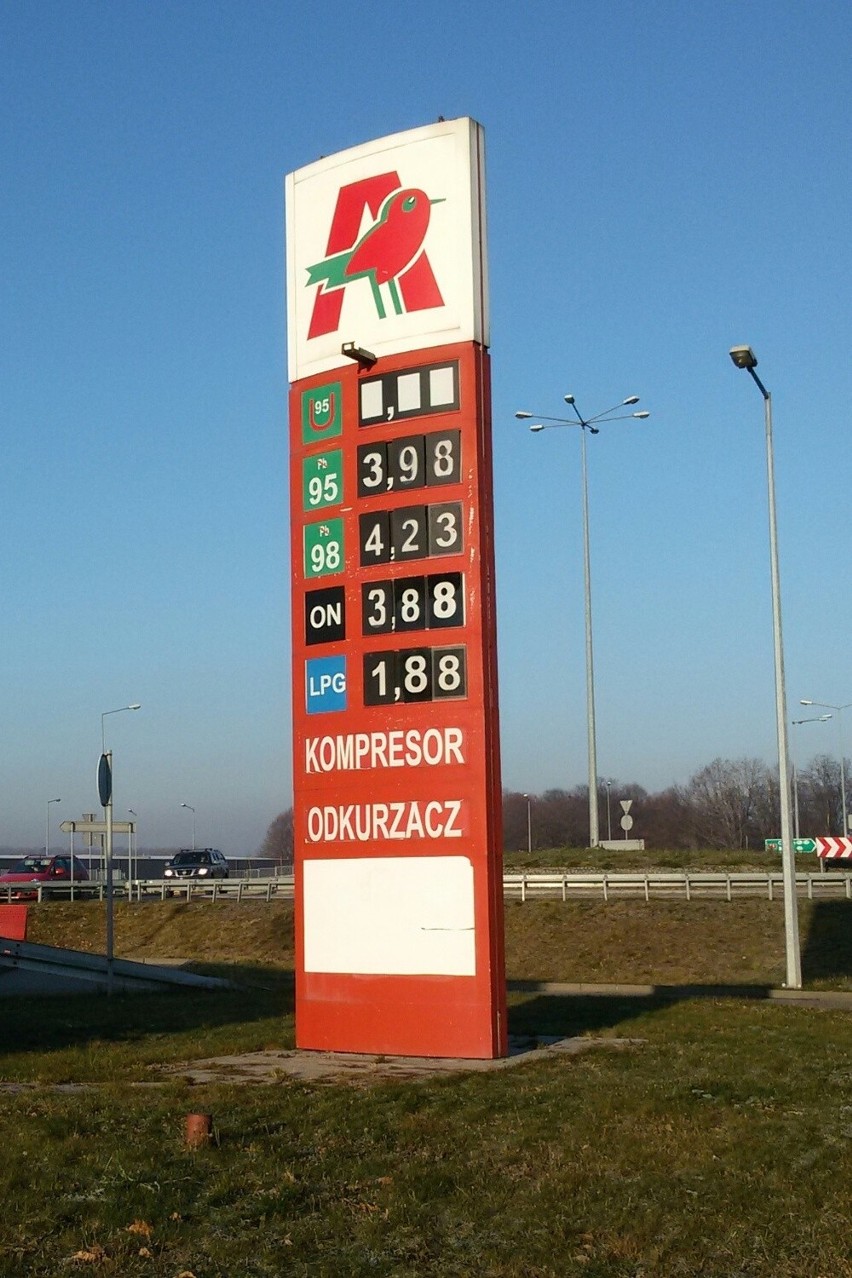 Stacja paliw Auchan w Bielsku-Białej, ul. Bohaterów Monte...