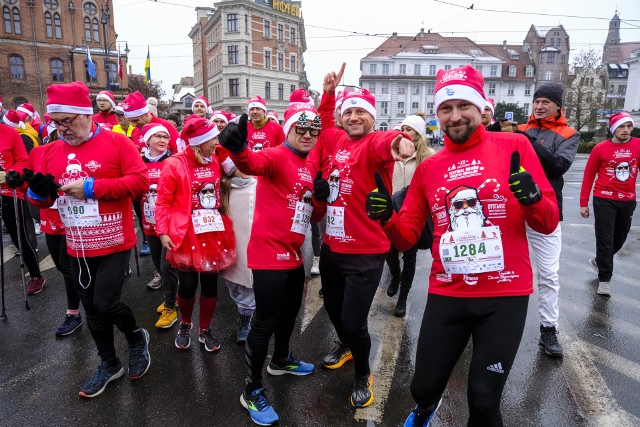To była wyjątkowa, bo jubileuszowa edycja Festiwalu Świętych Mikołajów w Toruniu. Na starcie przy Centrum Kulturalno - Kongresowym Jordanki stanęła rekordowa liczba uczestników - około trzech tysięcy biegaczy z Torunia i innych miast regionu.