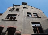 Zabytkowy biurowiec w Tułowicach obraca się w ruinę