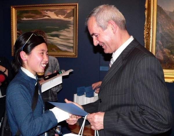 Hiromi Nishimoto - studentka Królewskiej Akademii Sztuki w Hadze, odbiera nagrodę z rąk starosty Antoniego Błądka.