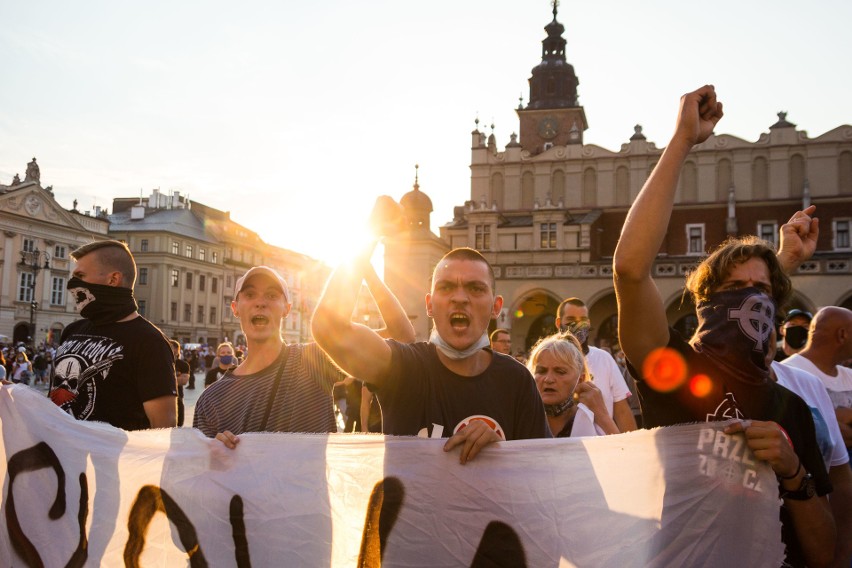 Marsz Równości i kontrmanifestacja na krakowskim Rynku [ZDJĘCIA]