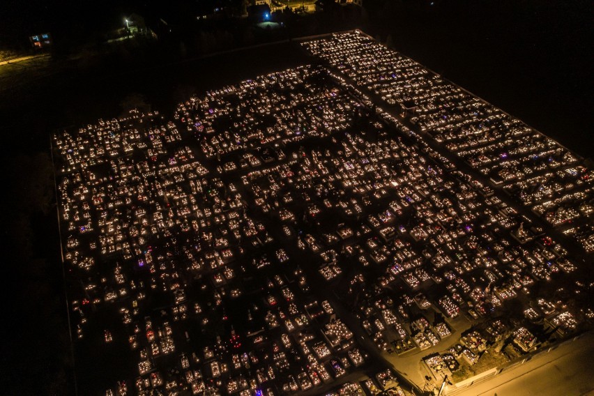 Wszystkich Świętych 2021. Cmentarz w Klimontowie nocą wyglądał zjawiskowo. Zobacz niesamowite zdjęcia z drona